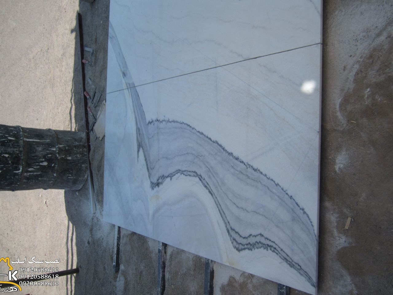 نصب سنگ اسلب سایمان در راه‌پله ساختمان